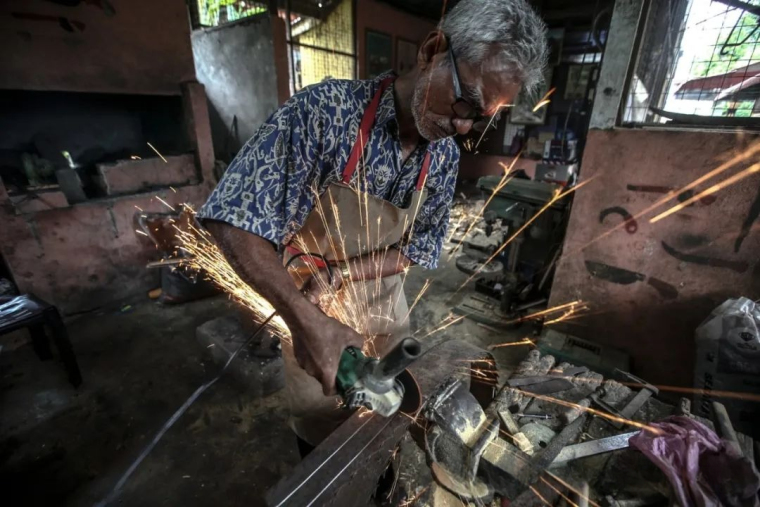 How is the Malay short sword "Keris", known as "the sword that breaks a musket," forged?