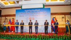 Joint Cambodia-China photo exhibition tour opens, attracting scores of visitors