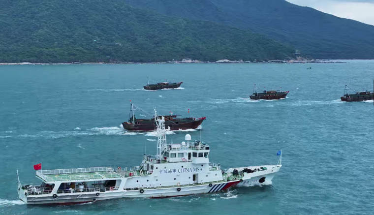 南海今日开渔 海南海事为渔民耕海牧渔“保驾护航”