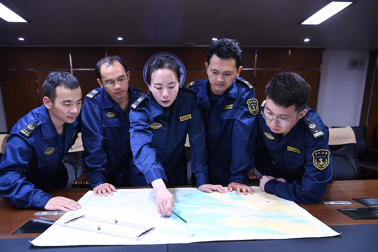 詹春珮：成为中国首位远洋公务船女船长的90后