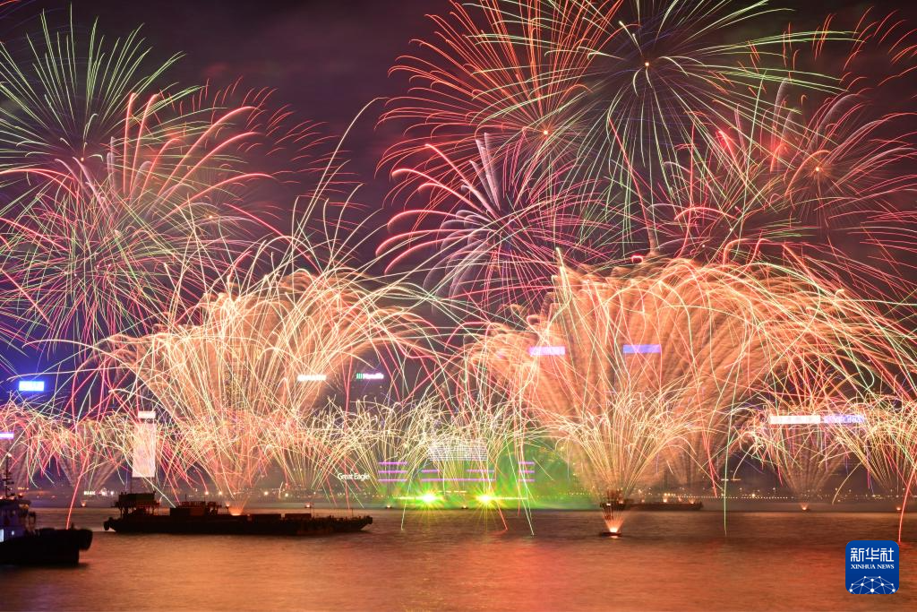 香港举行烟花汇演迎接新年