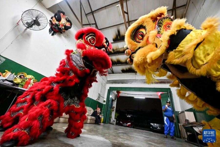 9月7日，在馬來西亞雪蘭莪州的萬饒，永駿醒獅團(tuán)學(xué)員練習(xí)舞獅時，家長在一旁拍照。新華社記者 程一恒 攝