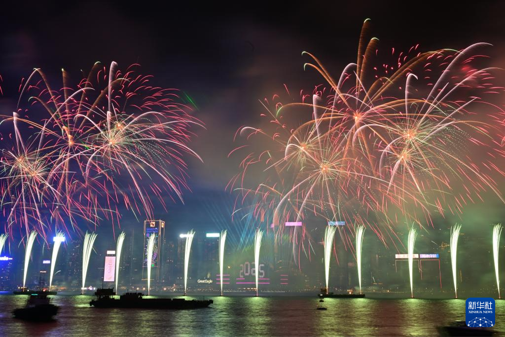 香港举行烟花汇演迎接新年