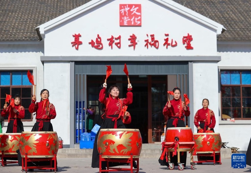 12月28日，在浙江省湖州市吳興區(qū)埭溪鎮(zhèn)茅塢村，村民表演威風(fēng)鑼鼓。

2025新年將至，各地布置一新，舉行多彩活動(dòng)，在紅紅火火中迎接新年。

新華社發(fā)（何偉衛(wèi)攝）