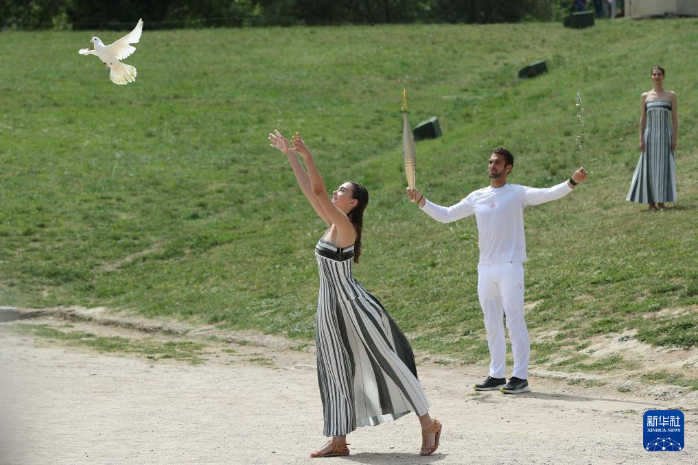 巴黎奥运会火种在希腊古奥林匹亚遗址成功采集