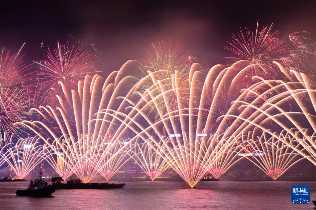 香港举行烟花汇演迎接新年