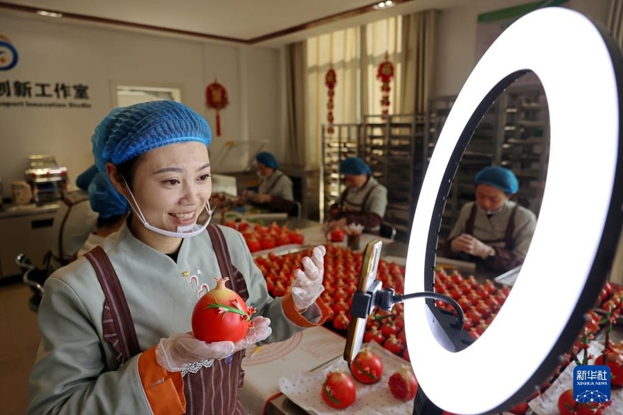 12月29日，在山東省棗莊市“紅石榴”喜饃制作工坊，民間藝人通過(guò)網(wǎng)絡(luò)直播介紹“紅石榴”喜饃制作方法。

2025新年將至，各地布置一新，舉行多彩活動(dòng)，在紅紅火火中迎接新年。

新華社發(fā)（孫中喆攝）