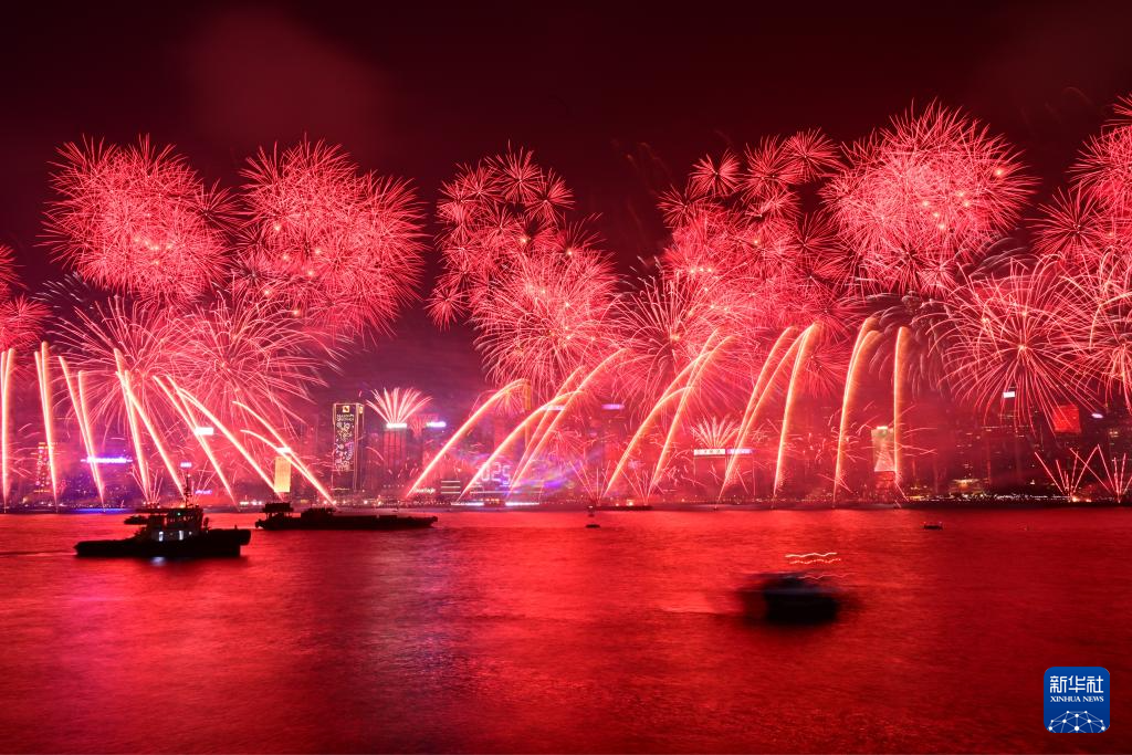 香港举行烟花汇演迎接新年