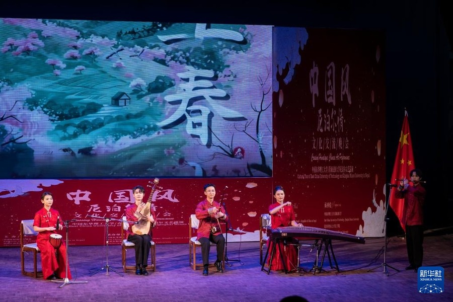 9月11日，在尼泊爾首都加德滿都，演員在“中國風，尼泊爾情”主題專場文藝演出上表演。新華社發(fā)（哈里·馬哈爾詹拍攝）