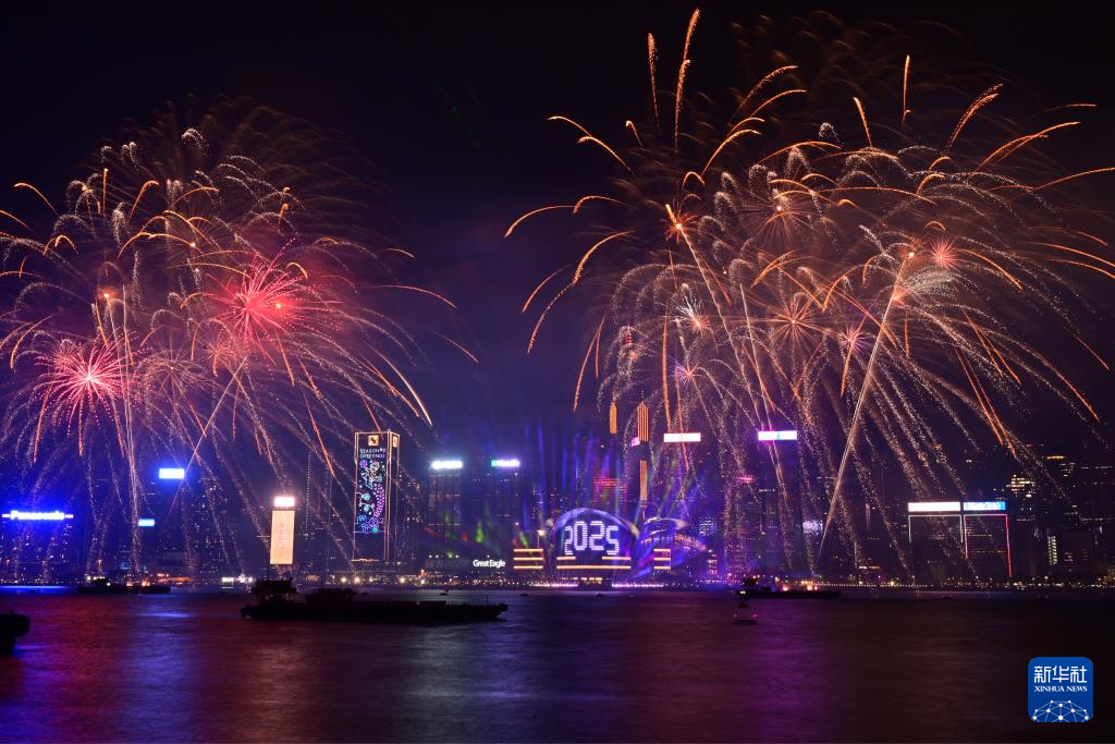 香港舉行煙花匯演迎接新年