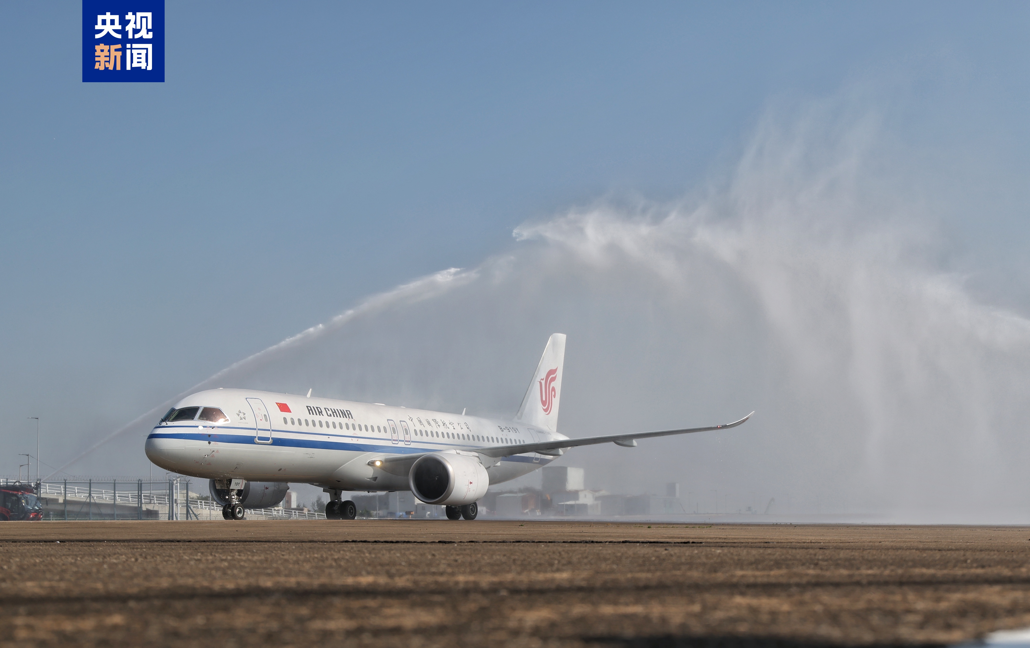 身披五星紅旗 C919國(guó)產(chǎn)大飛機(jī)首次亮相澳門(mén)