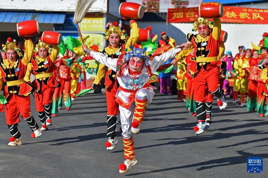 12月29日，民間藝人在山東省煙臺(tái)市芝罘區(qū)東方文化市場(chǎng)進(jìn)行民俗表演。

2025新年將至，各地布置一新，舉行多彩活動(dòng)，在紅紅火火中迎接新年。

新華社發(fā)（孫文潭攝）