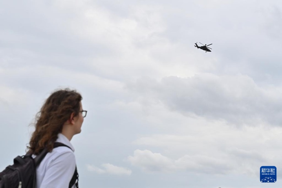 6月5日，在德國(guó)舍內(nèi)費(fèi)爾德，人們?cè)?024柏林國(guó)際航空展上觀看直升機(jī)表演。新華社記者 任鵬飛 攝