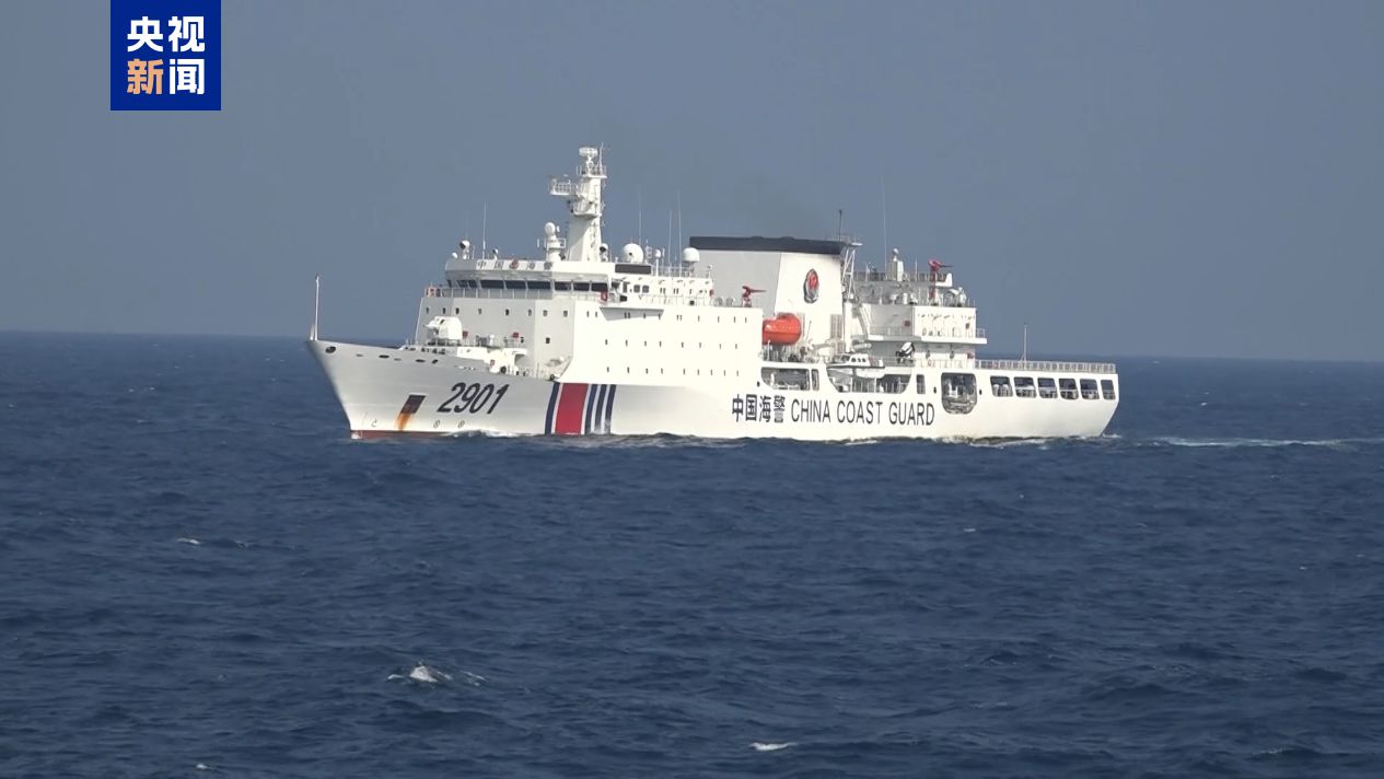 環(huán)臺島巡航管控 海警艦艇編隊閩南語喊話臺船