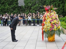 马英九率台湾青年瞻仰黄花岗七十二烈士墓园