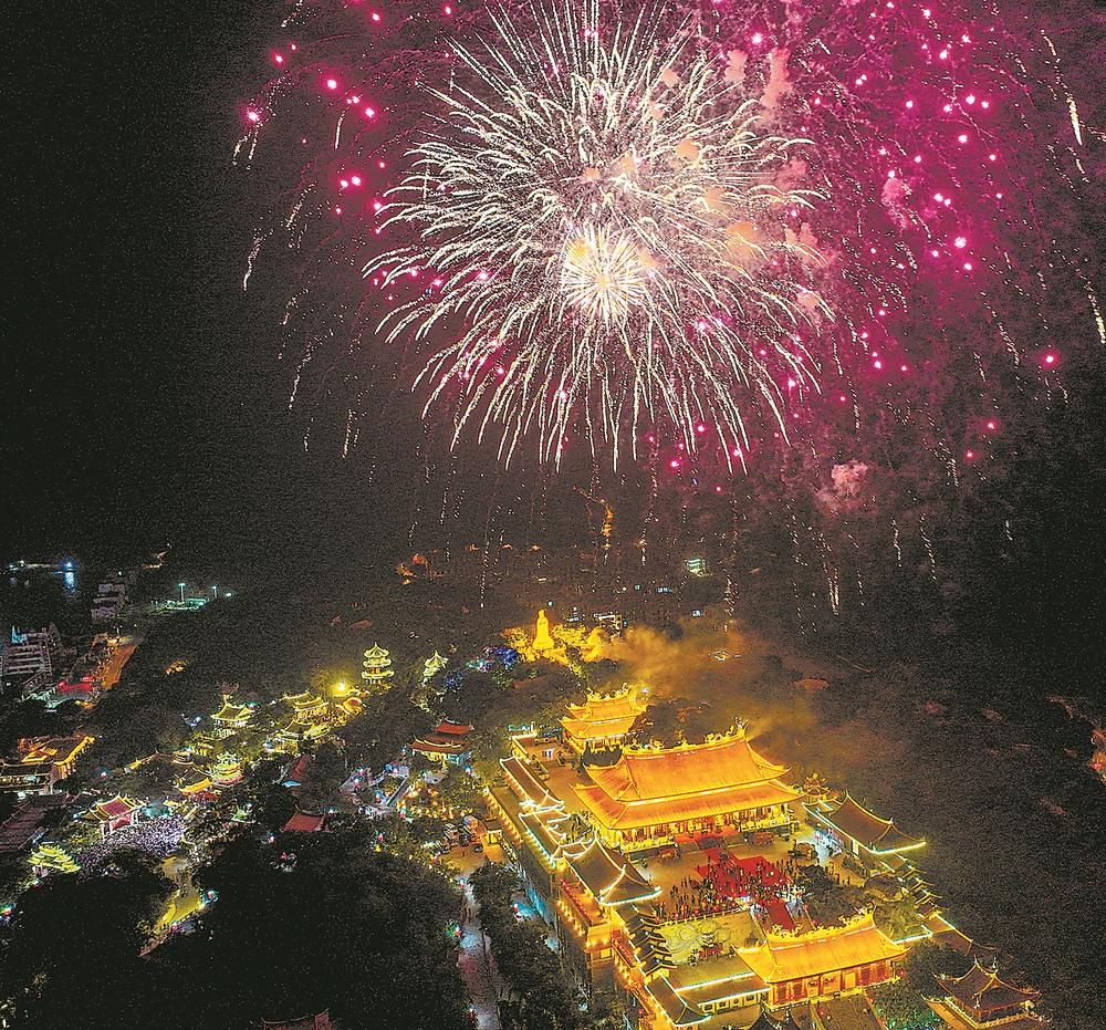 近萬名兩岸同胞歡聚湄洲島跨年祈福