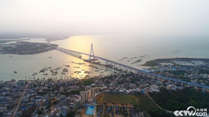 3月18日上午，國內(nèi)首座跨越地震活動斷層特大橋——海南海文大橋（原名鋪前大橋）建成通車，文昌到?？趯⒂稍瓉?小時30分鐘縮短至20分鐘，?？?、文昌兩地居民翹首期盼400多年的快速便捷通道終于夢成現(xiàn)實。