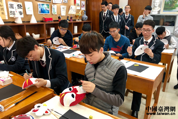 两岸学生手拉手过大年：我们都是“龙的传人”