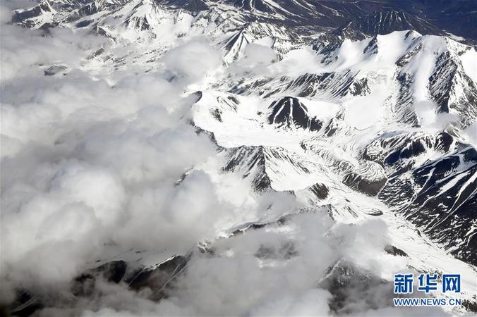 這是4月21日從空中俯拍的祁連山脈。 谷雨節(jié)氣已至，橫跨甘肅、青海兩省的祁連山脈依舊白雪皚皚、巍峨壯觀。 新華社記者 范培珅 攝