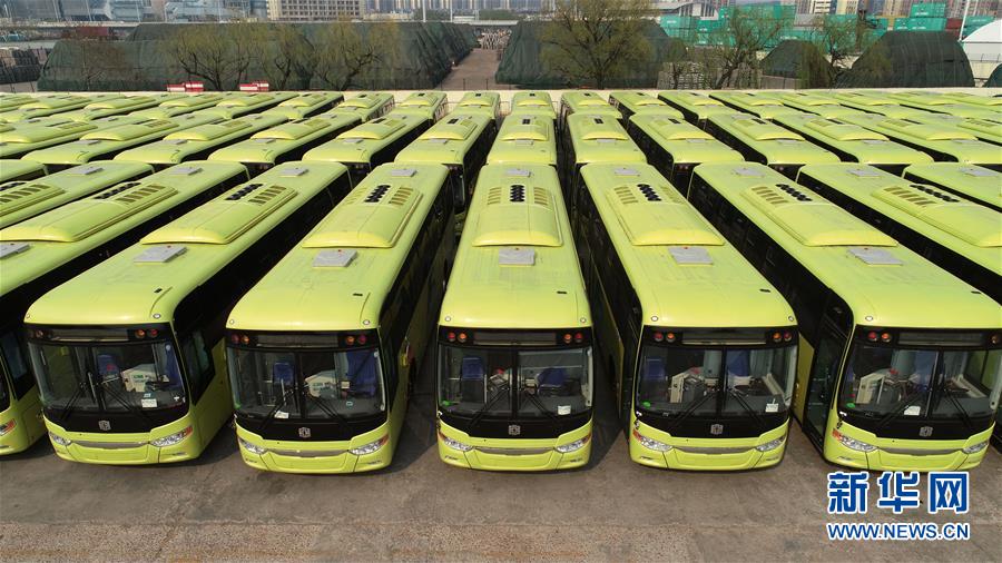 4月12日，即將裝船的大巴車停在青島港大港港區(qū)堆場（無人機(jī)照片） 。 當(dāng)日，位于山東聊城的中通客車控股股份有限公司生產(chǎn)的320輛大巴車在青島港大港碼頭裝船，這批大巴車將出口到沙特。 復(fù)工復(fù)產(chǎn)以來，中通客車在做好疫情防控的同時，積極開拓海外市場，立足產(chǎn)品研發(fā)和升級，推動新能源等高端汽車產(chǎn)品出口。 新華社發(fā)（張進(jìn)剛 攝）