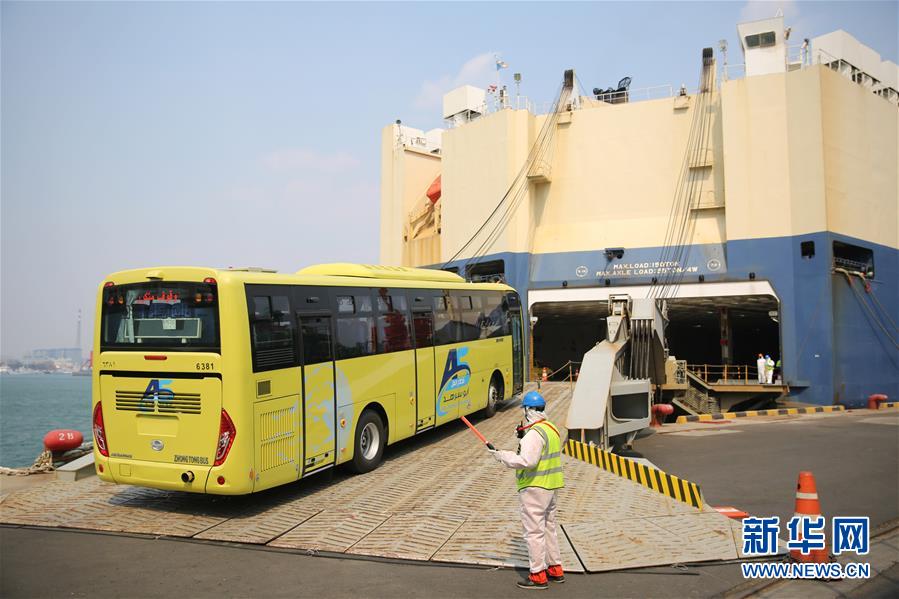 4月12日，大巴車在青島港大港碼頭調(diào)度員的指揮下上船。 當(dāng)日，位于山東聊城的中通客車控股股份有限公司生產(chǎn)的320輛大巴車在青島港大港碼頭裝船，這批大巴車將出口到沙特。 復(fù)工復(fù)產(chǎn)以來(lái)，中通客車在做好疫情防控的同時(shí)，積極開(kāi)拓海外市場(chǎng)，立足產(chǎn)品研發(fā)和升級(jí)，推動(dòng)新能源等高端汽車產(chǎn)品出口。 新華社發(fā)（張進(jìn)剛 攝）