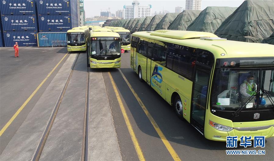 4月12日，青島港工人駕駛大巴車開(kāi)往滾裝船（無(wú)人機(jī)照片） 。 當(dāng)日，位于山東聊城的中通客車控股股份有限公司生產(chǎn)的320輛大巴車在青島港大港碼頭裝船，這批大巴車將出口到沙特。 復(fù)工復(fù)產(chǎn)以來(lái)，中通客車在做好疫情防控的同時(shí)，積極開(kāi)拓海外市場(chǎng)，立足產(chǎn)品研發(fā)和升級(jí)，推動(dòng)新能源等高端汽車產(chǎn)品出口。 新華社發(fā)（張進(jìn)剛 攝）