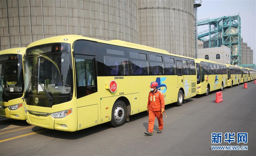 4月12日，即將出口的大巴車在等候上船。 當(dāng)日，位于山東聊城的中通客車控股股份有限公司生產(chǎn)的320輛大巴車在青島港大港碼頭裝船，這批大巴車將出口到沙特。 復(fù)工復(fù)產(chǎn)以來(lái)，中通客車在做好疫情防控的同時(shí)，積極開(kāi)拓海外市場(chǎng)，立足產(chǎn)品研發(fā)和升級(jí)，推動(dòng)新能源等高端汽車產(chǎn)品出口。 新華社發(fā)（張進(jìn)剛 攝）