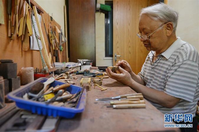 5月22日，陳和生在南京的工作室制作“老物件”。