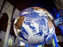 荷蘭教堂內展出地球“復制品” 仿若藍色大理石浮于半空