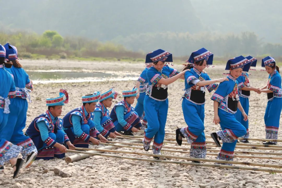 阳朔县漓江景区开展了对山歌、跳竹竿舞等活动，与各族群众共庆佳节。
