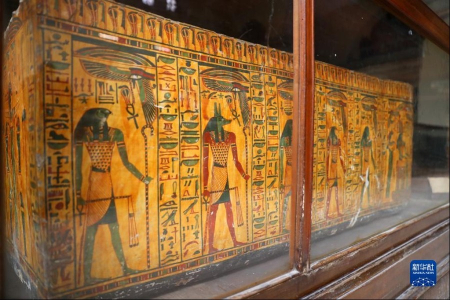 这是5月14日在位于埃及开罗的埃及博物馆拍摄的绘有“阿努比斯”的木乃伊棺椁。新华社记者 隋先凯 摄