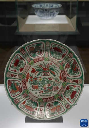 在上海博物馆展出的美国大都会艺术博物馆藏来自中国景德镇的瓷器（10月28日摄）。新华社记者 任珑 摄