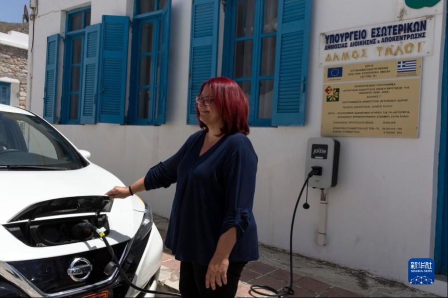 5月9日，在希臘蒂洛斯島，蒂洛斯島市長瑪麗亞給電動汽車充電。新華社發（馬里奧斯·羅洛斯攝）