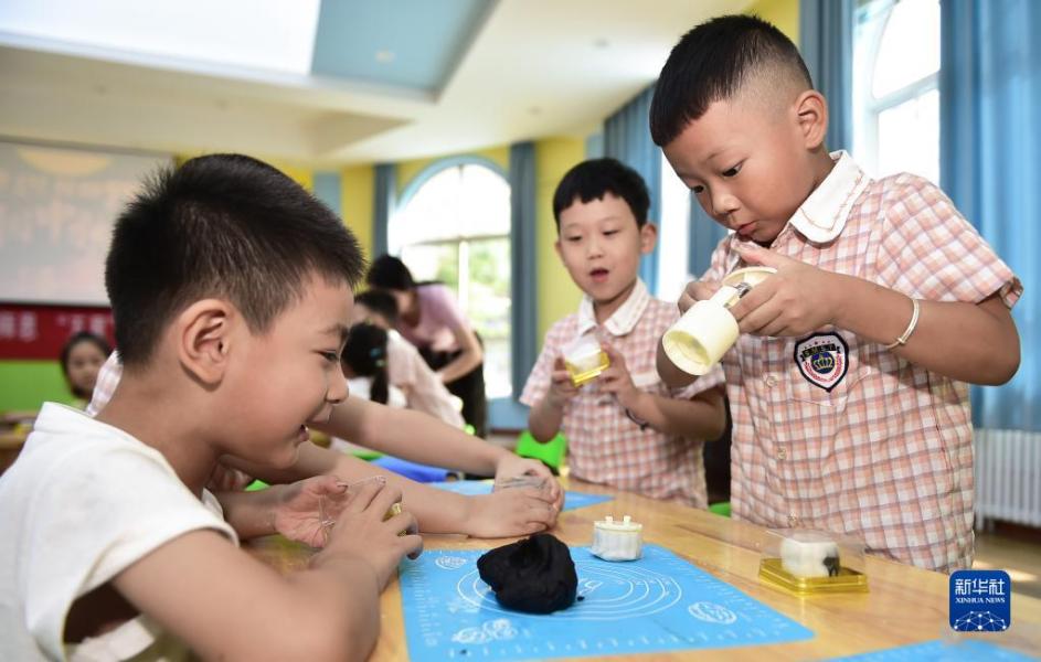 9月8日，河南省洛陽市河柴幼兒園的小朋友在體驗(yàn)制作手工月餅。新華社發(fā)（黃政偉攝）