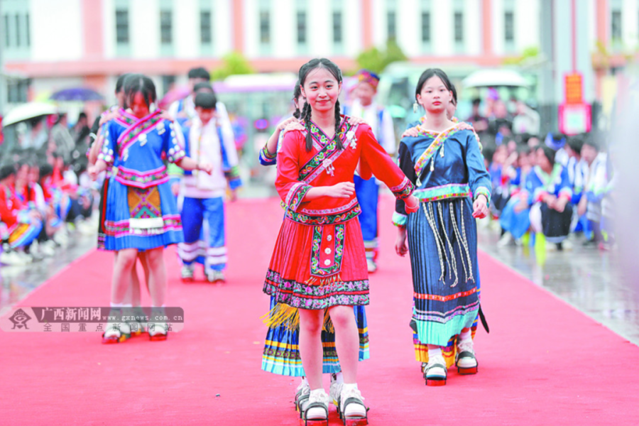 4月1日，扶绥县民族中学举办“相约三月三 传承壮乡美”民俗文化节活动。图为同学们在参加三人板鞋比赛。