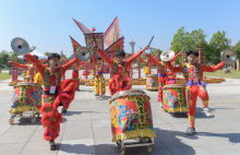 广西各族群众载歌载舞欢庆传统节日“壮族三月三”