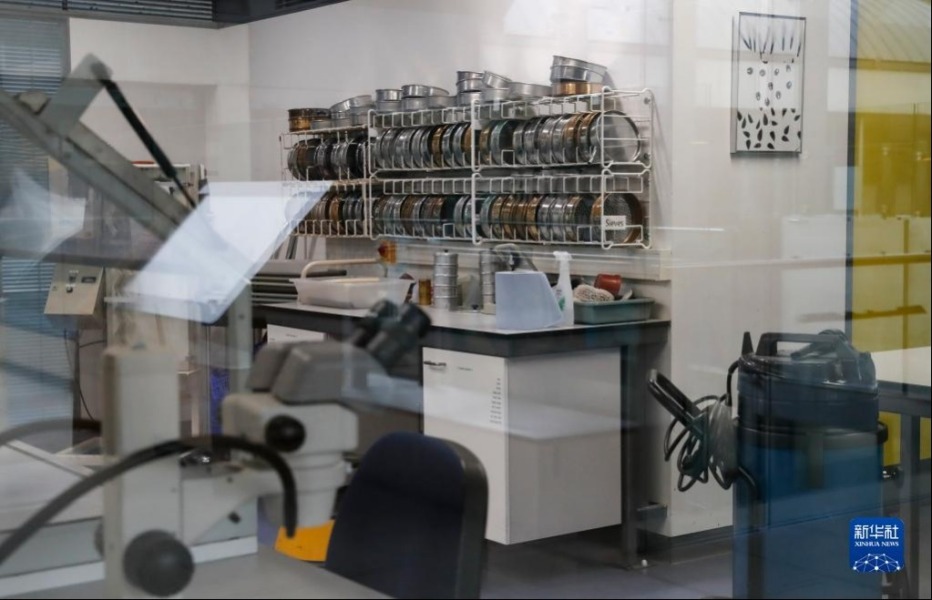 這是10月18日在英國南部韋克赫斯特拍攝的基尤千年種子庫內進行干燥處理的實驗室。新華社記者 韓巖 攝