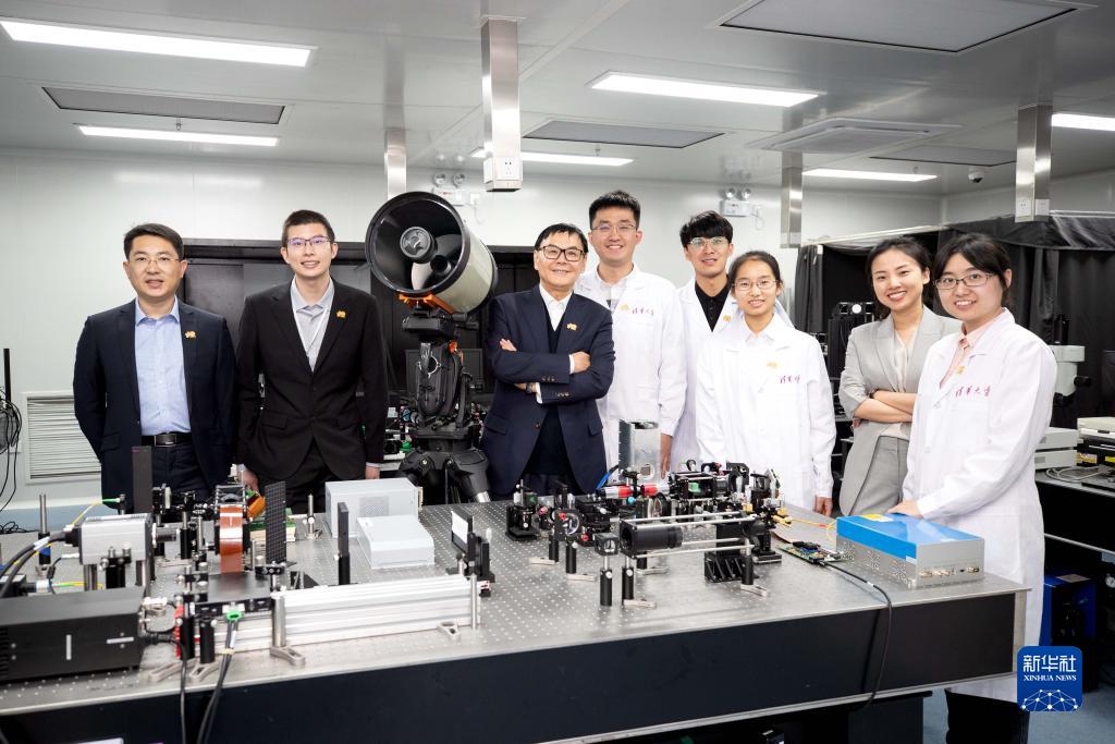 中国科学家研制出首个全模拟光电智能计算芯片