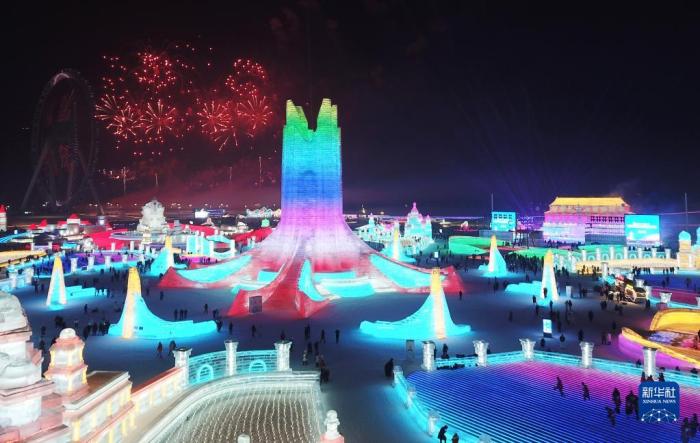 1月5日，冰雪节启幕焰火在冰雪大世界园区上空绽放（无人机照片）。　新华社记者 王建威 摄
