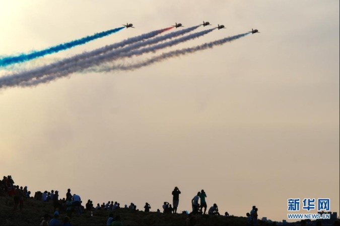 9月26日，在马耳他卡瓦拉，飞机在国际航空展上进行飞行表演。新华社发（乔纳森·博格摄）