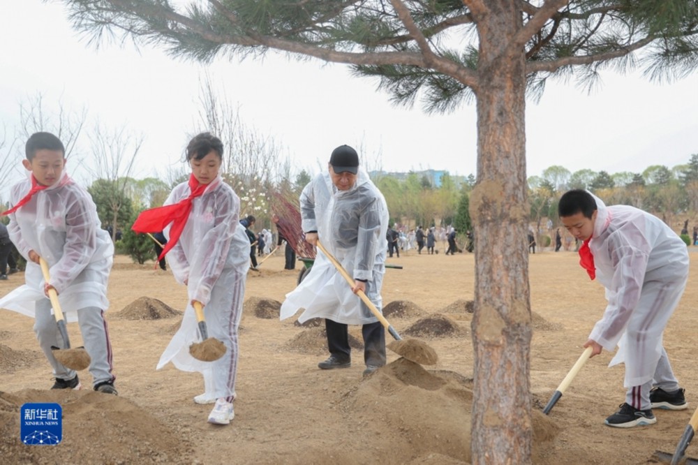 黨和國家領(lǐng)導(dǎo)人參加首都義務(wù)植樹活動(dòng)