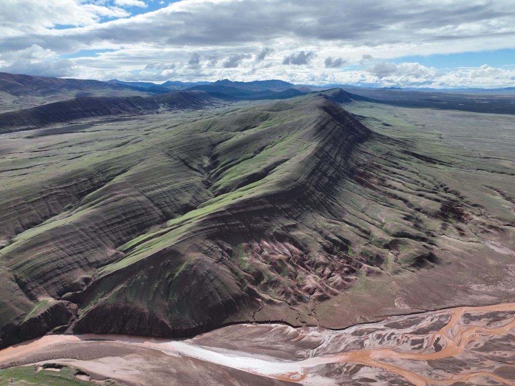 中国科考队在可可西里发现罕见“红山脉”