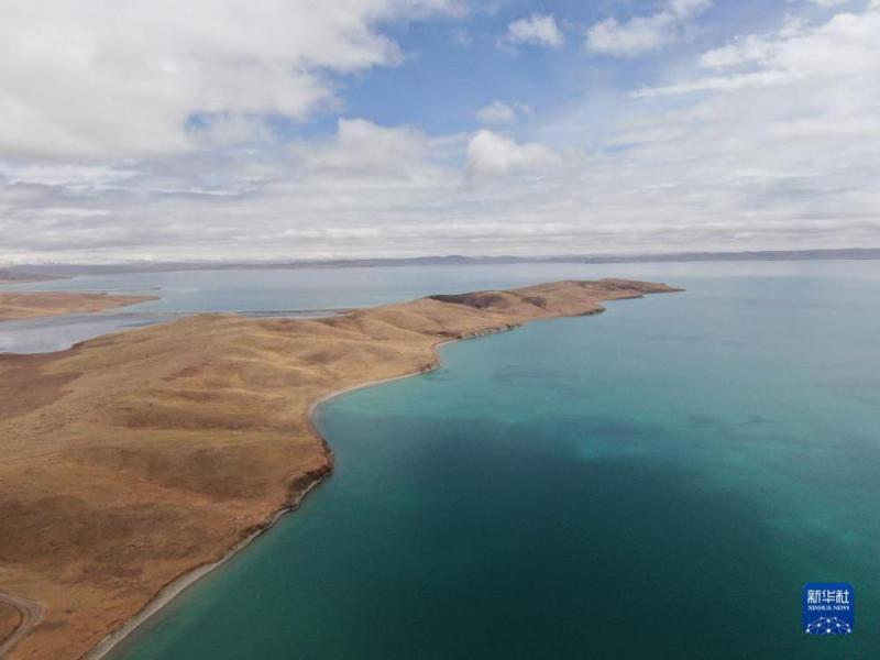 这是2021年5月25日拍摄的三江源国家公园黄河源园区内的鄂陵湖（无人机照片）。
三江源位于青藏高原腹地、青海省南部，是长江、黄河、澜沧江的发源地，被誉为“中华水塔”。这里是我国淡水资源的重要补给地，每年向下游输送600多亿立方米的清洁水，且近年呈增多趋势。
青海把三江源保护作为青海生态文明建设的重中之重，设立三江源国家公园，筑牢国家生态安全屏障，确保“中华水塔”丰盈常清，碧水永续东流。 新华社记者 李占轶 摄
