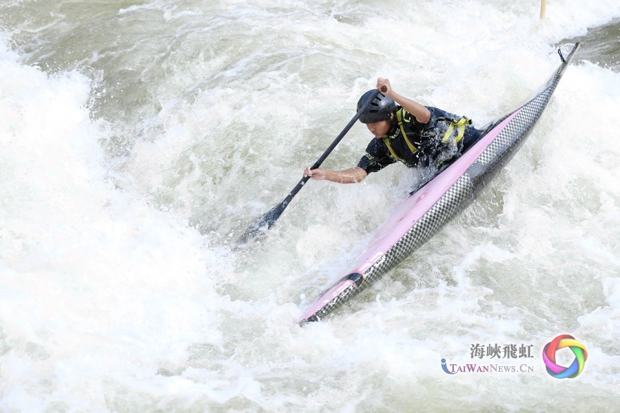皮划艇运动员在激流中奋力挥桨（摄影：王毅）
