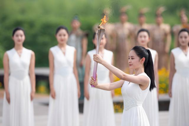 杭州亚运会火种在良渚古城遗址公园成功采集