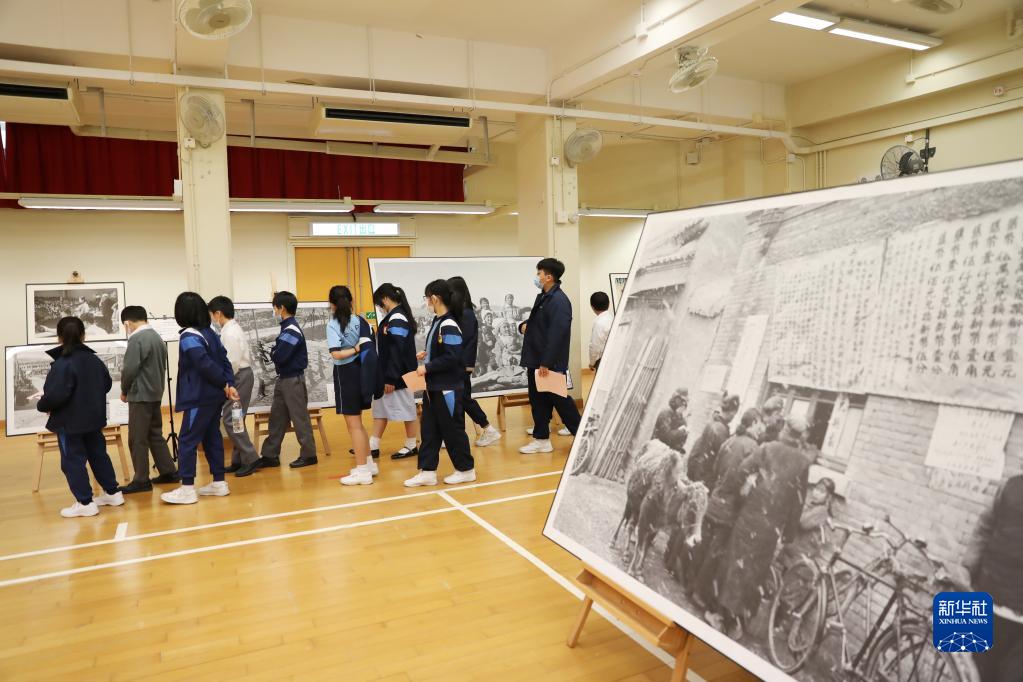 “让孩子们看到一本立体的中国近代史”——《国家相册》展览走进香港中小学校园
