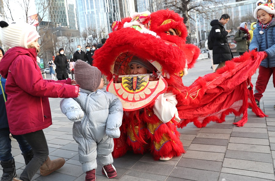 北京：中外友人舞狮迎新春