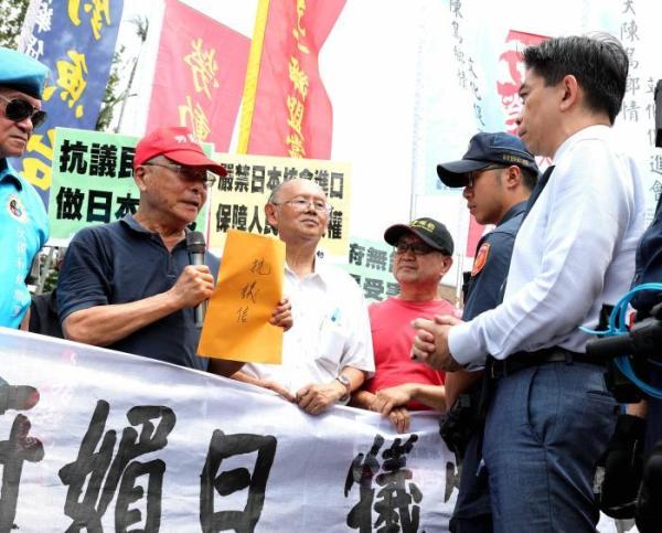 台民间团体集会 抗议日本执意将核污染水排放入海