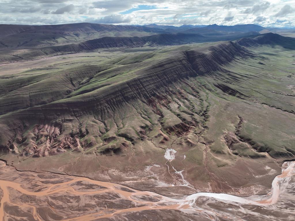 中国科考队在可可西里发现罕见“红山脉”