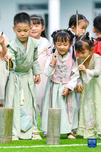 9月8日，浙江省湖州市長興縣煤山鎮(zhèn)中心幼兒園的小朋友在體驗投壺游戲。　新華社發(fā)（譚云俸攝）